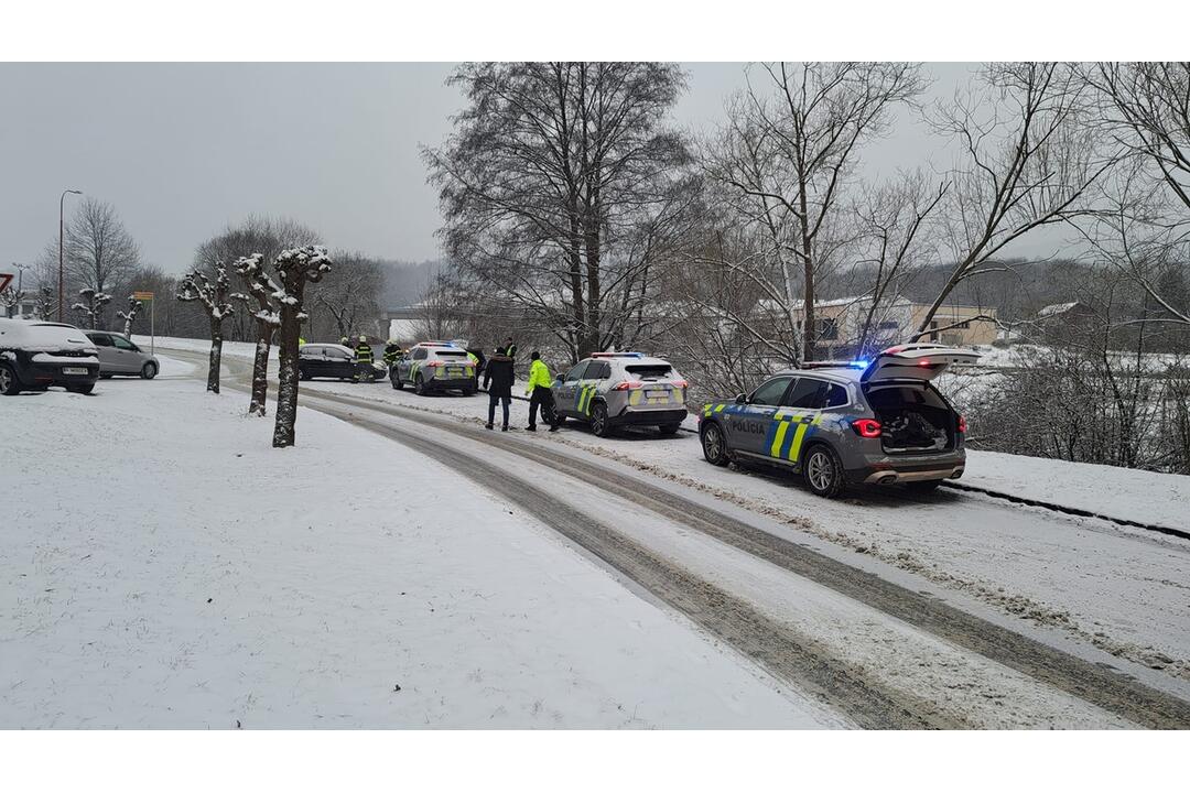 FOTO: V Bardejove došlo v rovnakom úseku už k tretej dopravnej nehode, foto 7