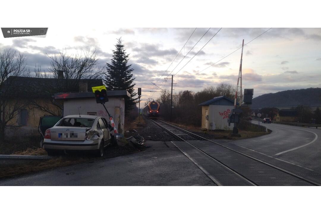 FOTO:  V úseku Prešov – Drienovská Nová Ves došlo na priecestí k dopravnej nehode, foto 2