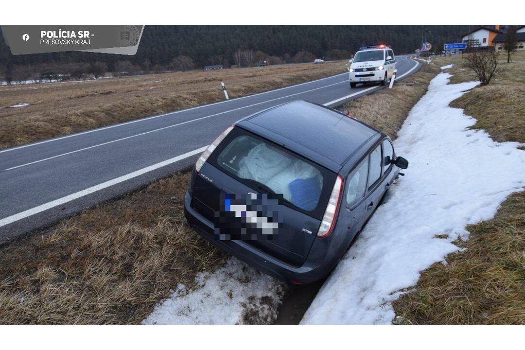 FOTO: Vodič narazil s 2,5 promile do dopravnej značky, foto 1
