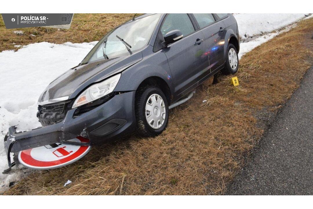 FOTO: Vodič narazil s 2,5 promile do dopravnej značky, foto 2