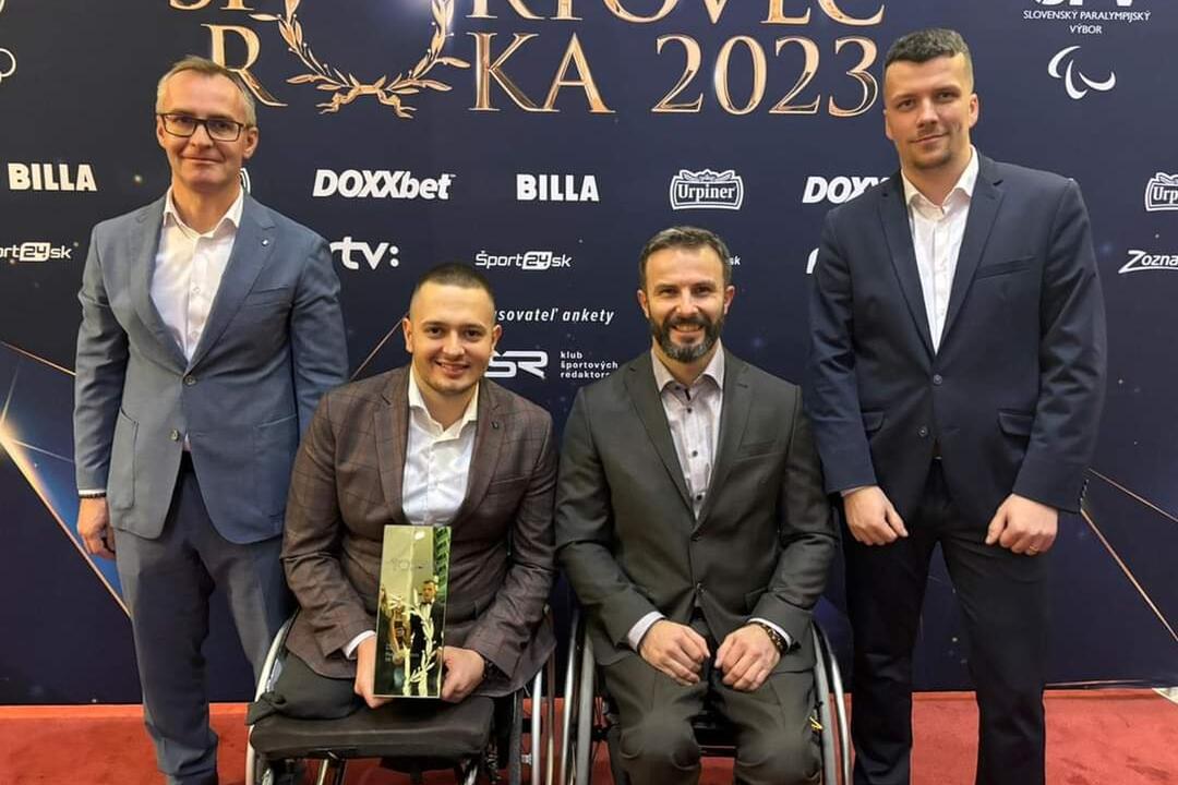 FOTO: Kapitán parahokejovej reprezentácie z východu Martin Joppa prevzal tímové ocenenie, foto 3