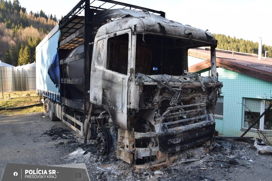 FOTO: Páchateľ podpálil v obci Chmeľnica nákladné auto, foto 1