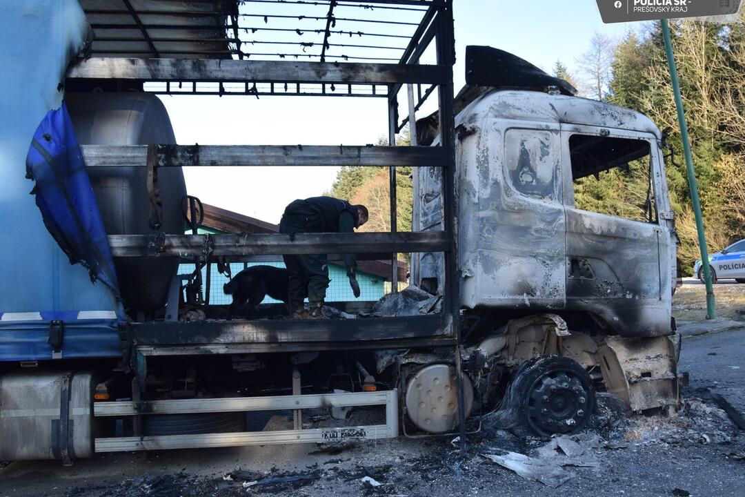 FOTO: Páchateľ podpálil v obci Chmeľnica nákladné auto, foto 2