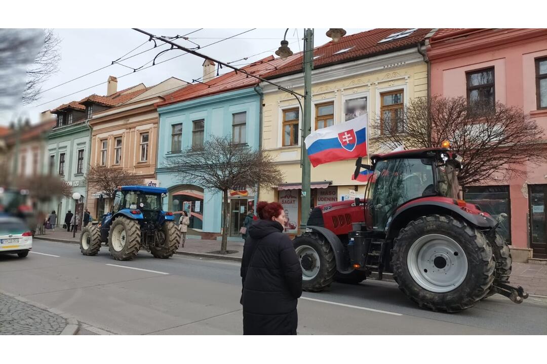 FOTO: Protestné traktory sa presúvali aj centrom Prešova, foto 1