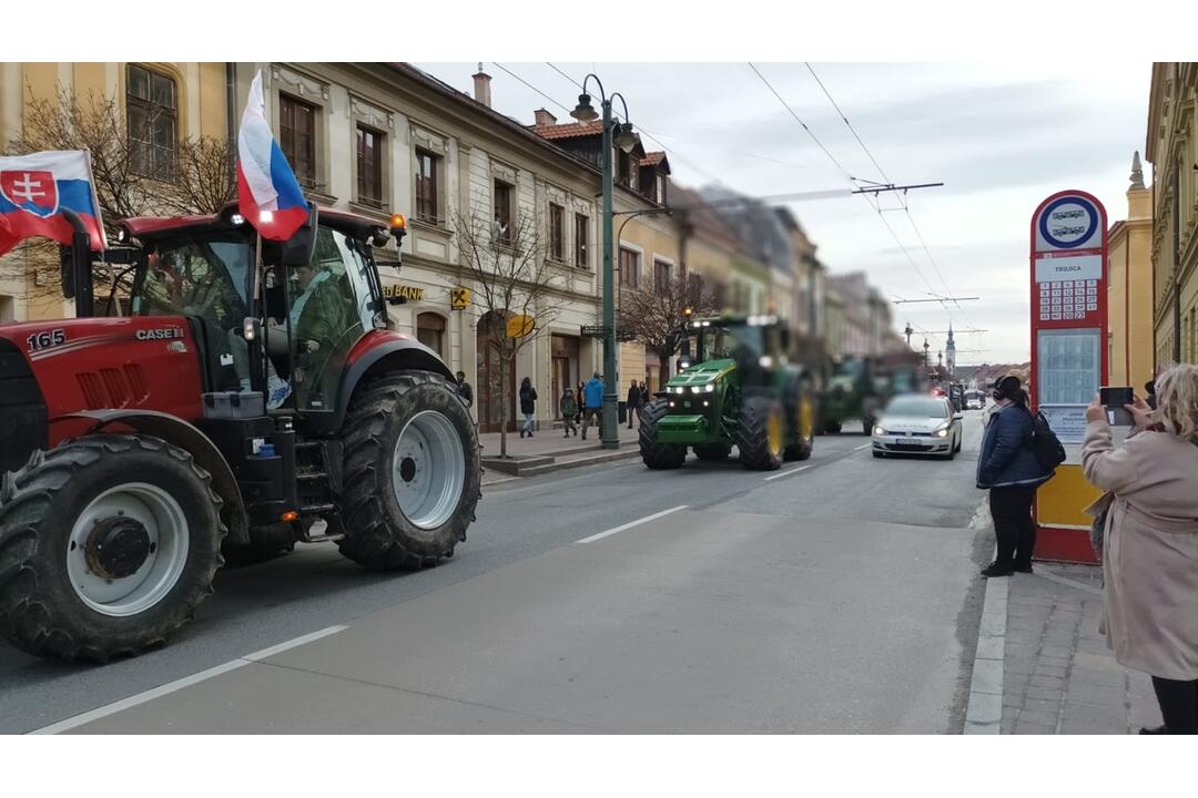 FOTO: Protestné traktory sa presúvali aj centrom Prešova, foto 2