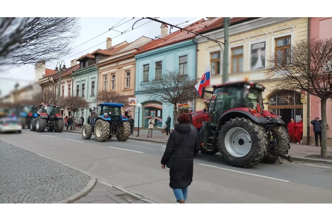 FOTO: Protestné traktory sa presúvali aj centrom Prešova, foto 3