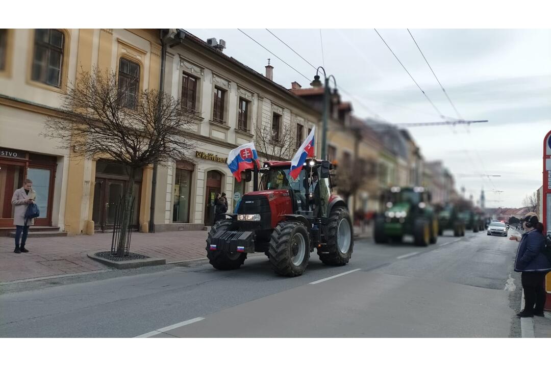 FOTO: Protestné traktory sa presúvali aj centrom Prešova, foto 5