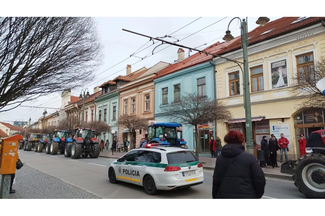 FOTO: Protestné traktory sa presúvali aj centrom Prešova, foto 6