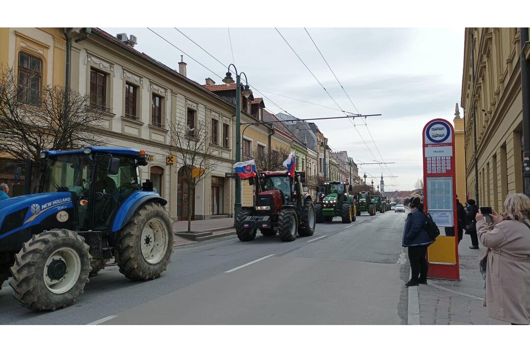 FOTO: Protestné traktory sa presúvali aj centrom Prešova, foto 7