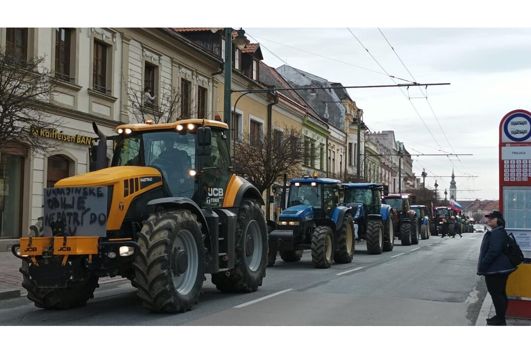 FOTO: Protestné traktory sa presúvali aj centrom Prešova, foto 8
