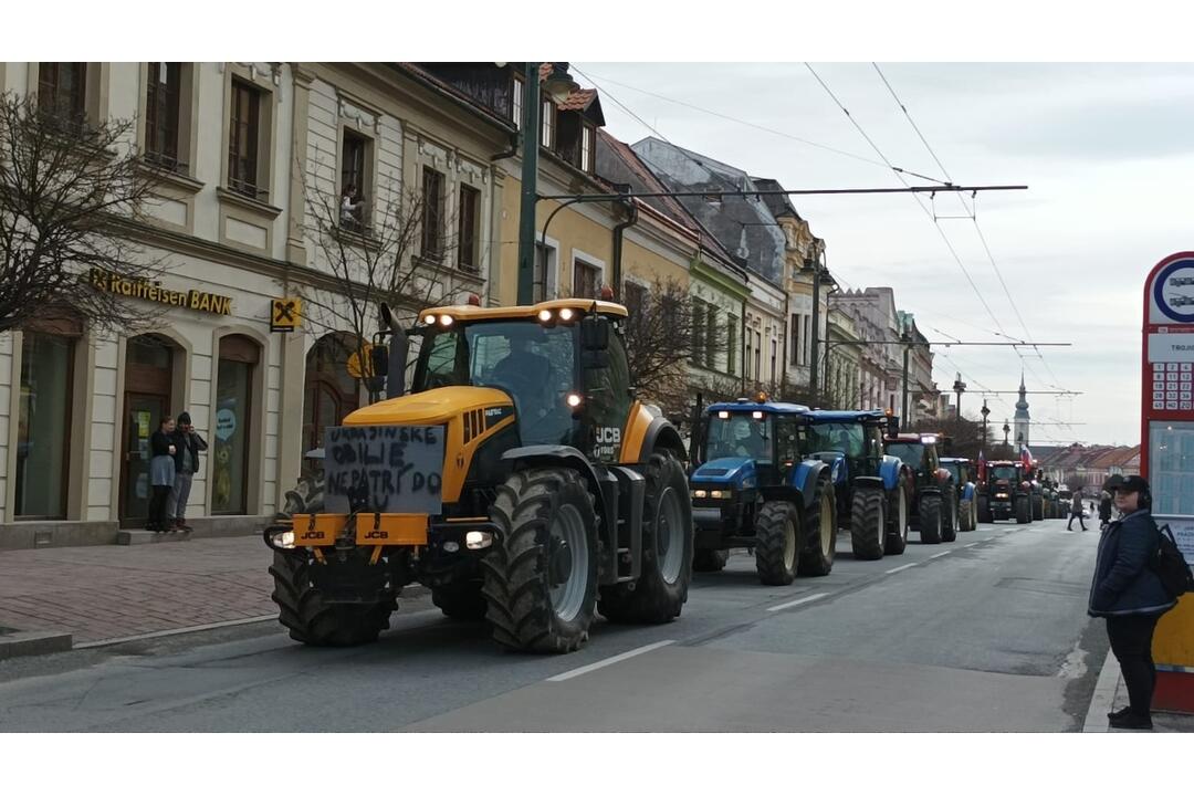 FOTO: Protestné traktory sa presúvali aj centrom Prešova, foto 9