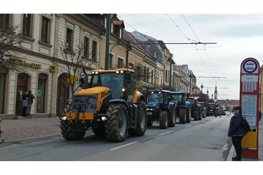 FOTO: Protestné traktory sa presúvali aj centrom Prešova, foto 10