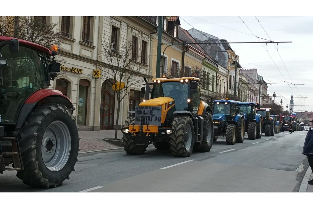 FOTO: Protestné traktory sa presúvali aj centrom Prešova, foto 11