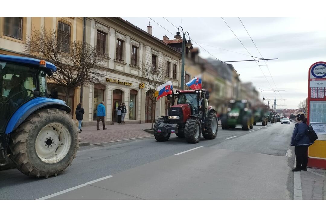 FOTO: Protestné traktory sa presúvali aj centrom Prešova, foto 12