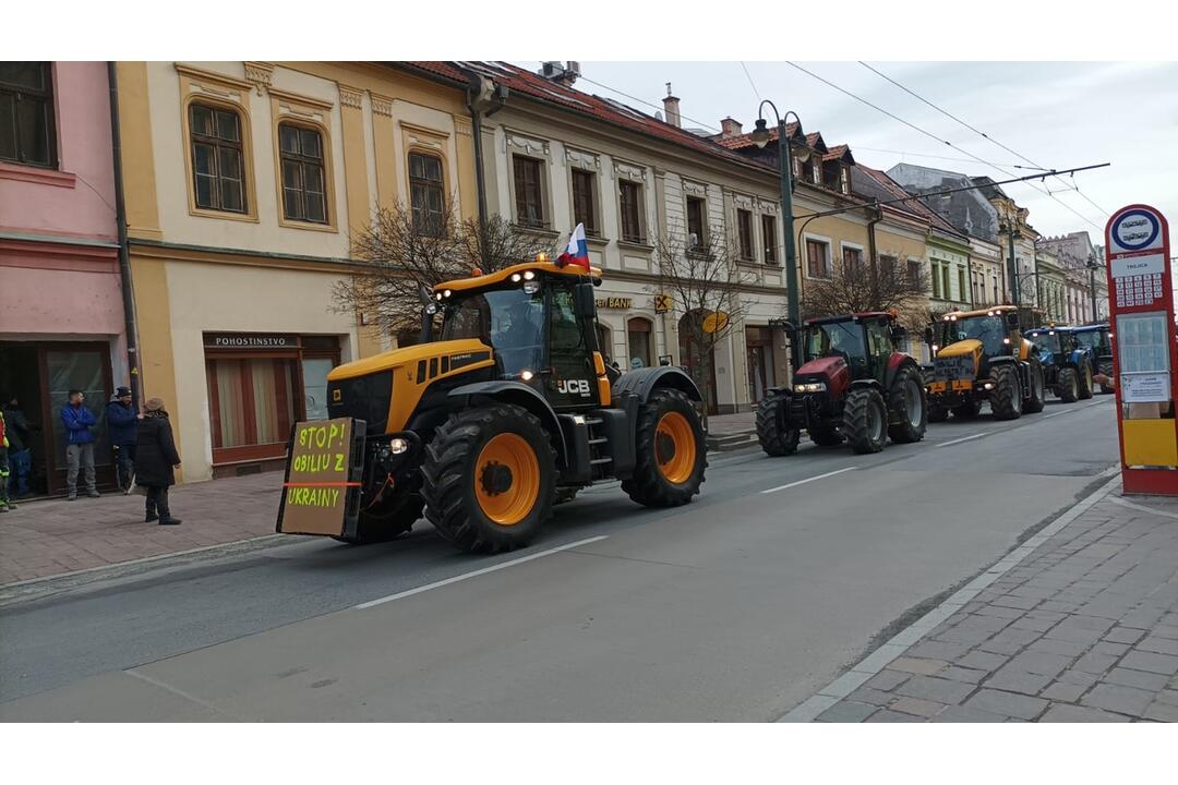 FOTO: Protestné traktory sa presúvali aj centrom Prešova, foto 13