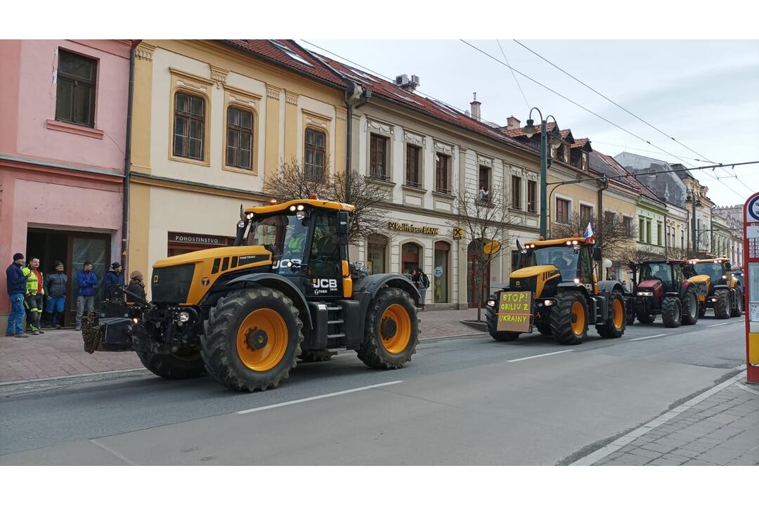 FOTO: Protestné traktory sa presúvali aj centrom Prešova, foto 14