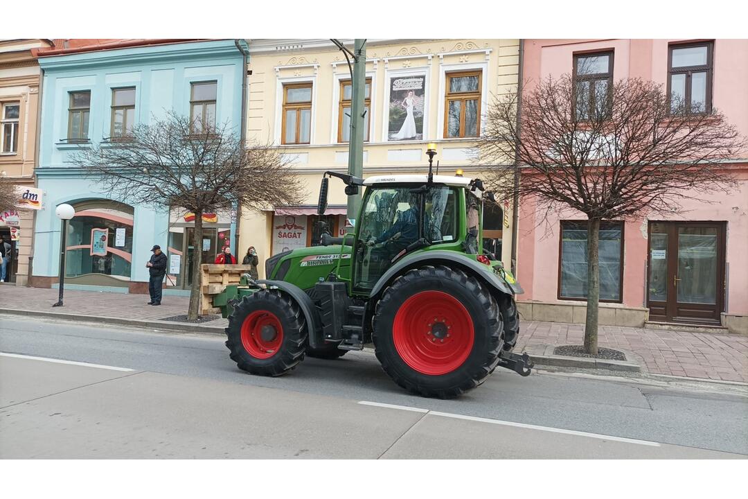 FOTO: Protestné traktory sa presúvali aj centrom Prešova, foto 15