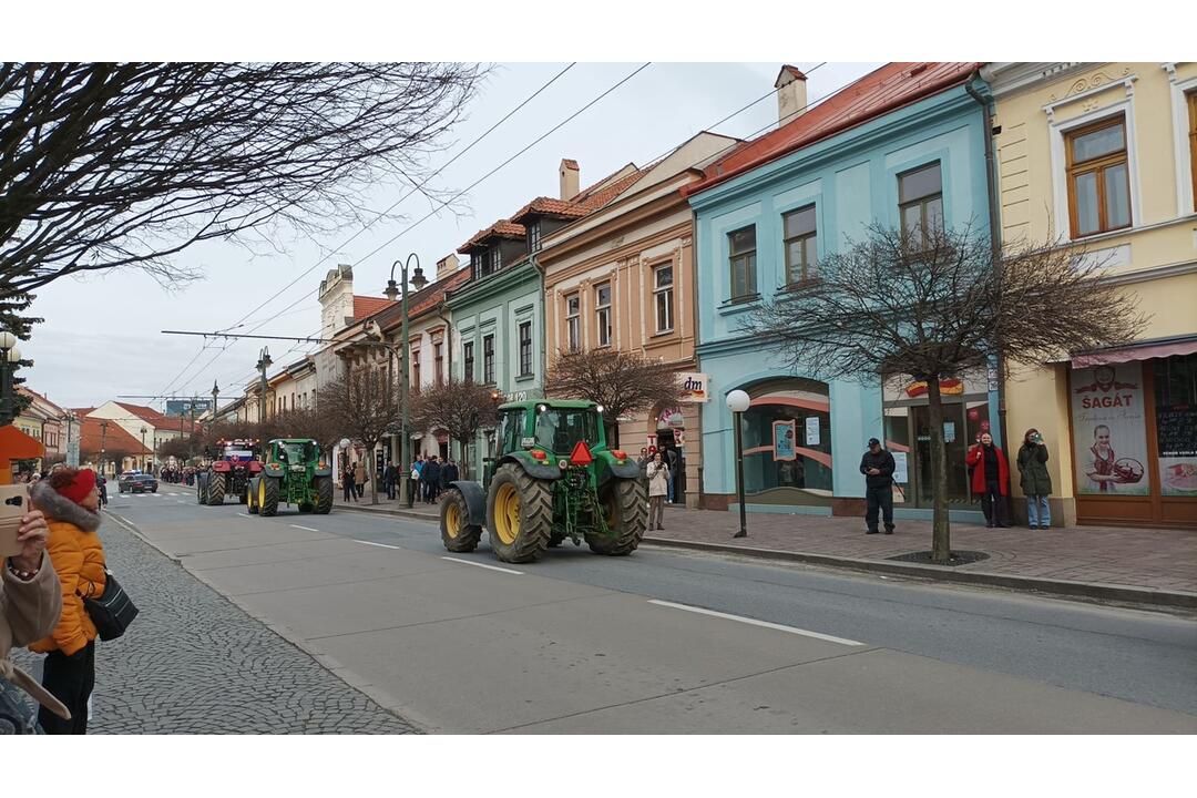 FOTO: Protestné traktory sa presúvali aj centrom Prešova, foto 16