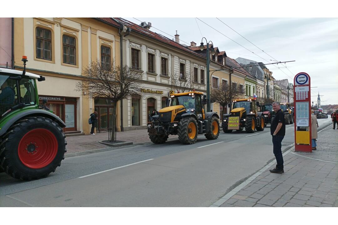 FOTO: Protestné traktory sa presúvali aj centrom Prešova, foto 17