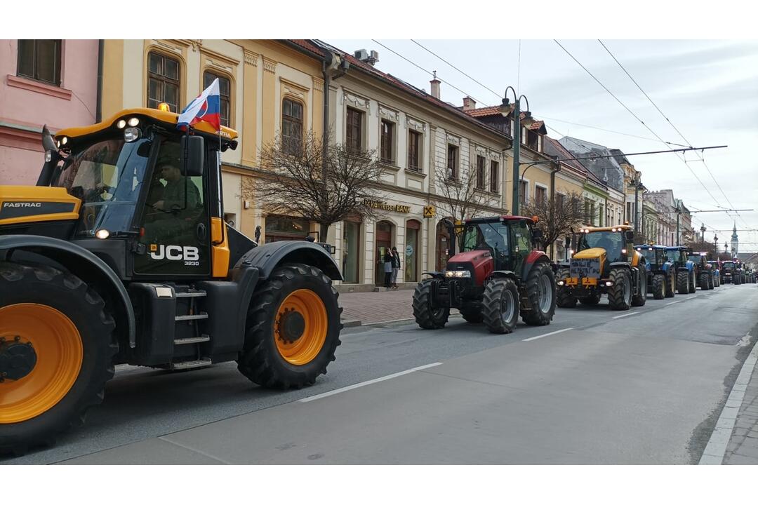 FOTO: Protestné traktory sa presúvali aj centrom Prešova, foto 18