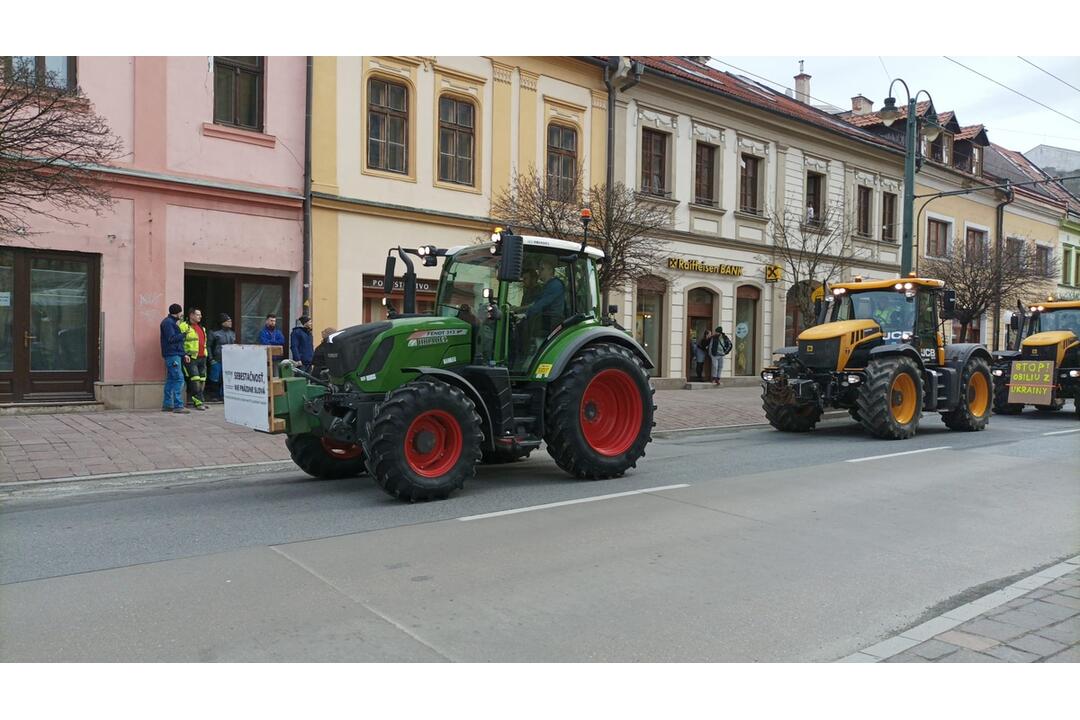 FOTO: Protestné traktory sa presúvali aj centrom Prešova, foto 19