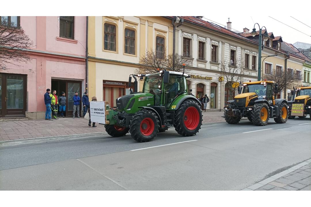 FOTO: Protestné traktory sa presúvali aj centrom Prešova, foto 20