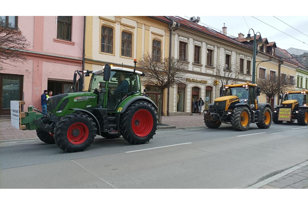 FOTO: Protestné traktory sa presúvali aj centrom Prešova, foto 21