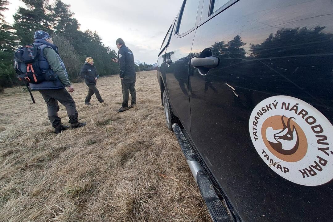 FOTO: Pracovníci TANAP-u si posvietili na nelegálny výrub stromov, foto 3