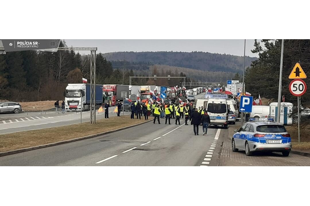 FOTO: Poľskí farmári blokujú prejazd na hraničnom priechode Vyšný Komárnik – Barwinek, foto 3
