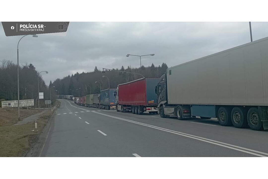 FOTO: Poľskí farmári blokujú prejazd na hraničnom priechode Vyšný Komárnik – Barwinek, foto 2