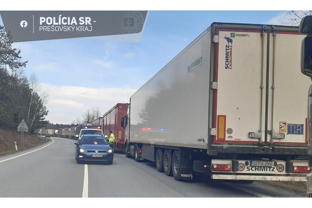 FOTO: Poľskí farmári blokujú prejazd na hraničnom priechode Vyšný Komárnik – Barwinek, foto 1