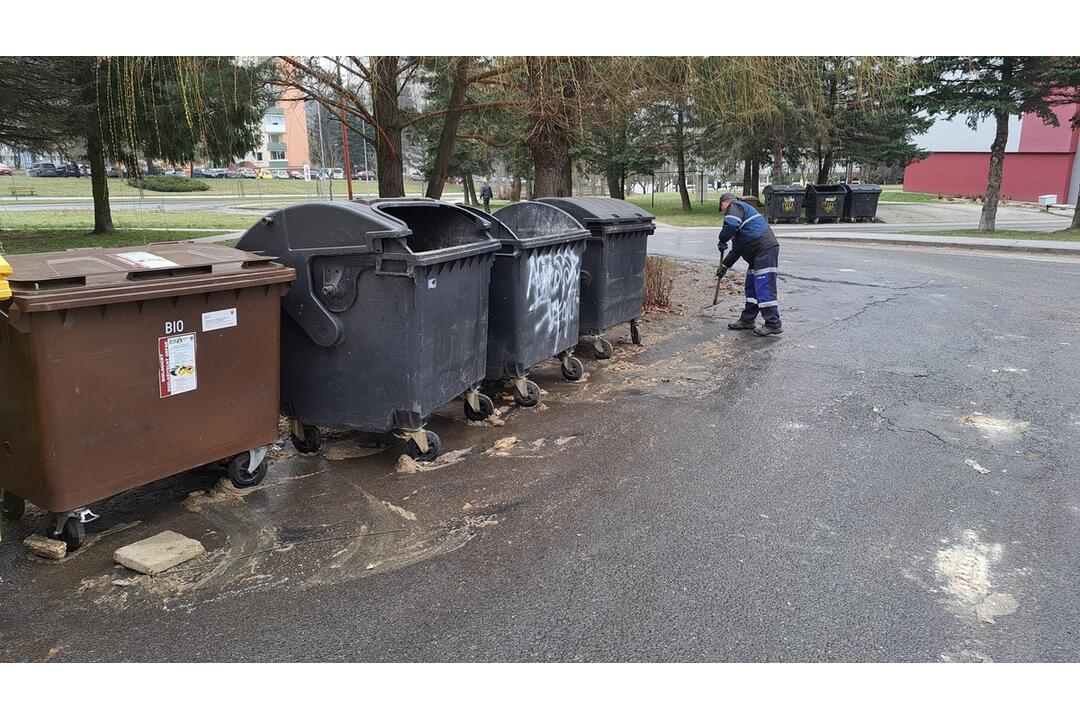 FOTO:  Na ulici Komenského v Bardejove vybuchol kanál so splaškami, foto 1