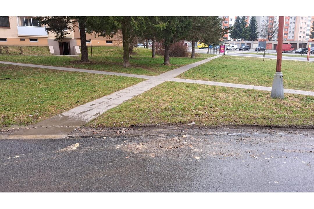 FOTO:  Na ulici Komenského v Bardejove vybuchol kanál so splaškami, foto 2