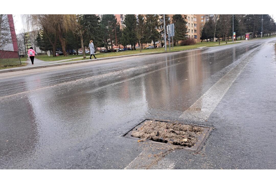 FOTO:  Na ulici Komenského v Bardejove vybuchol kanál so splaškami, foto 5