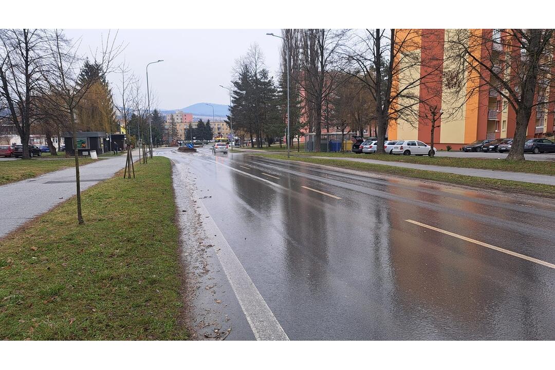 FOTO:  Na ulici Komenského v Bardejove vybuchol kanál so splaškami, foto 10