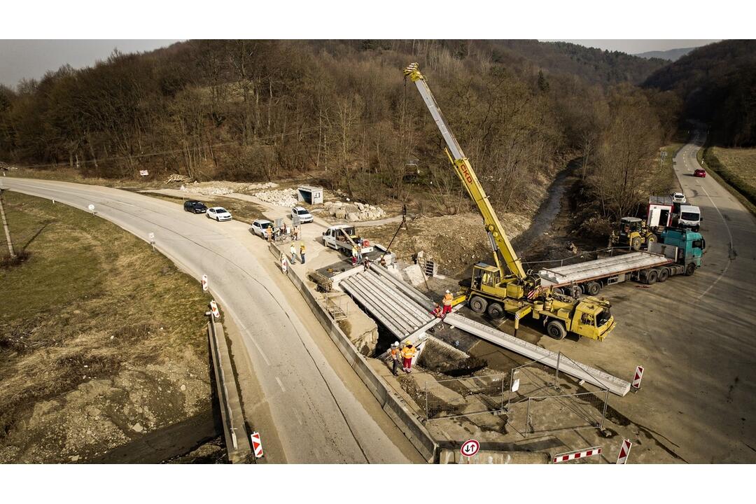 FOTO: Práce na moste v katastri obce Komárov napredujú, foto 3