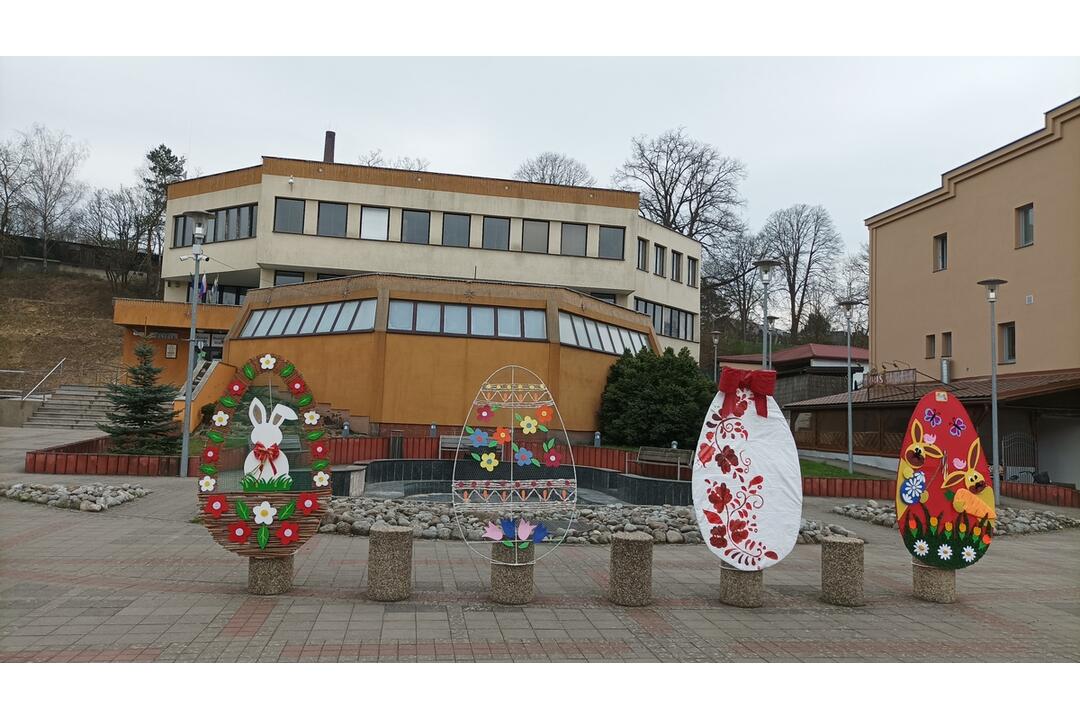 FOTO: Veľkonočná výzdoba na námestiach Prešovského kraja, foto 2