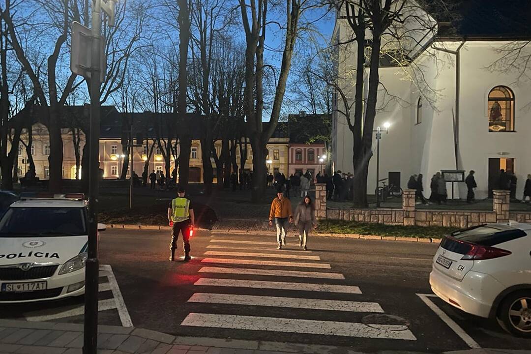 FOTO: V Starej Ľubovni sa schádzajú veriaci. Začala sa svätá omša za obete nehody v Spišskom Podhradí, foto 2