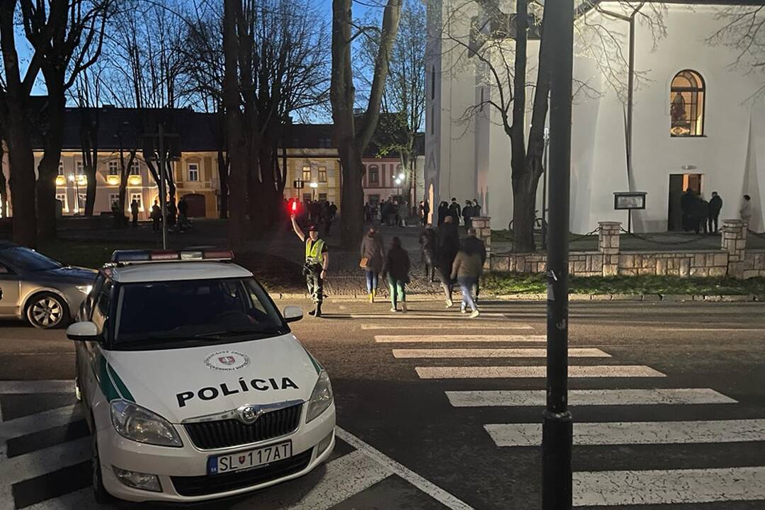 FOTO: V Starej Ľubovni sa schádzajú veriaci. Začala sa svätá omša za obete nehody v Spišskom Podhradí, foto 4