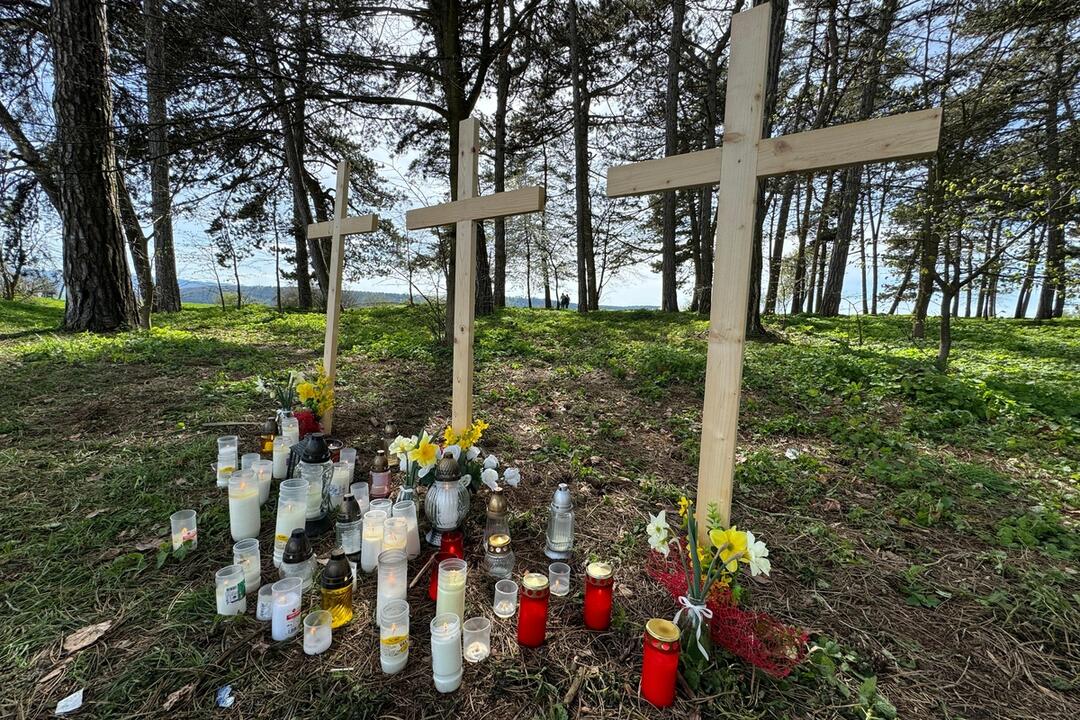 FOTO: V Starej Ľubovni si pripomínajú obete tragédie. Na mieste stoja kríže, foto 3