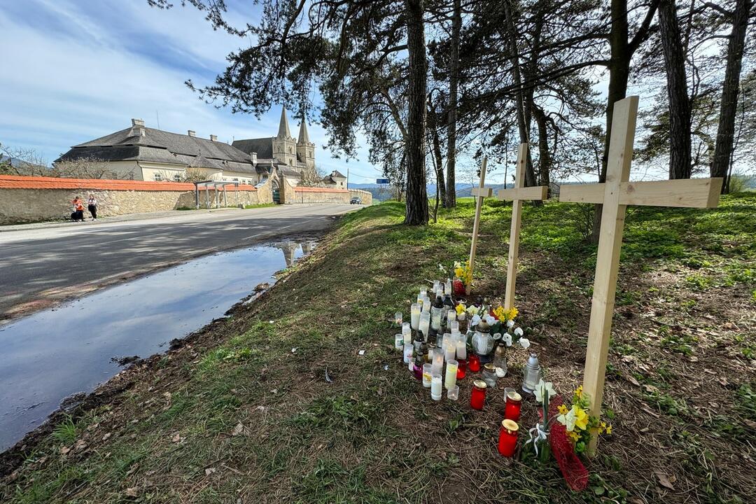 FOTO: V Starej Ľubovni si pripomínajú obete tragédie. Na mieste stoja kríže, foto 4