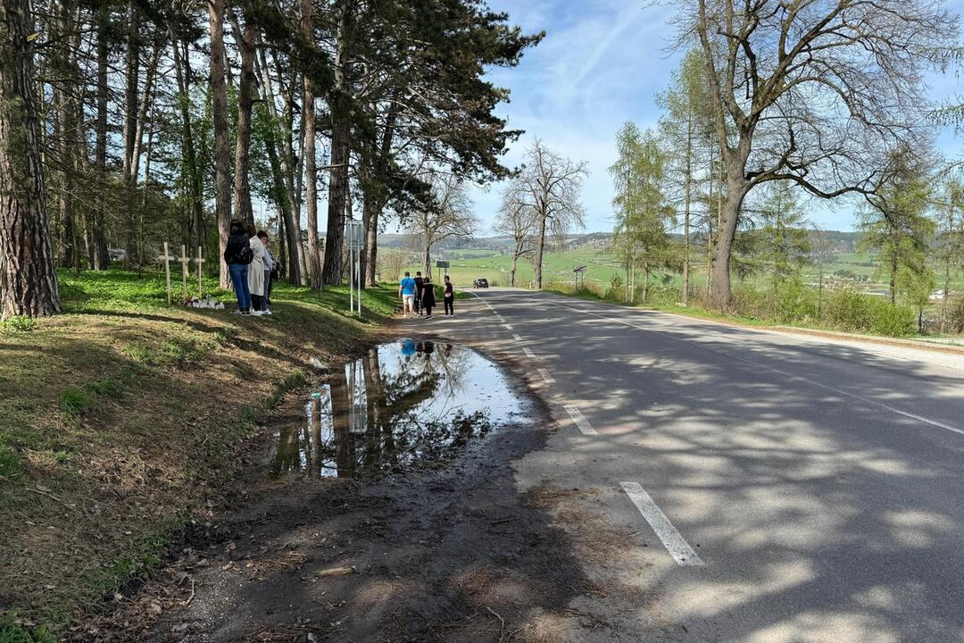 FOTO: V Starej Ľubovni si pripomínajú obete tragédie. Na mieste stoja kríže, foto 5