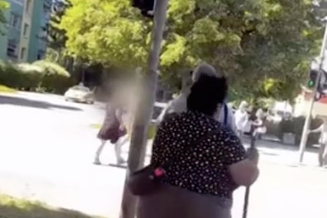 FOTO: V Prešove počas bieleho dňa pobehovala nahá žena, foto 5