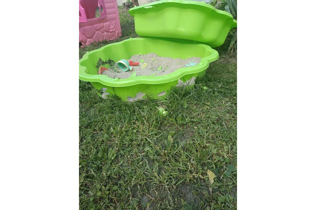 FOTO: Počas kosenia na Janouškovej v Prešove poškodili pracovníci detské hračky, foto 4