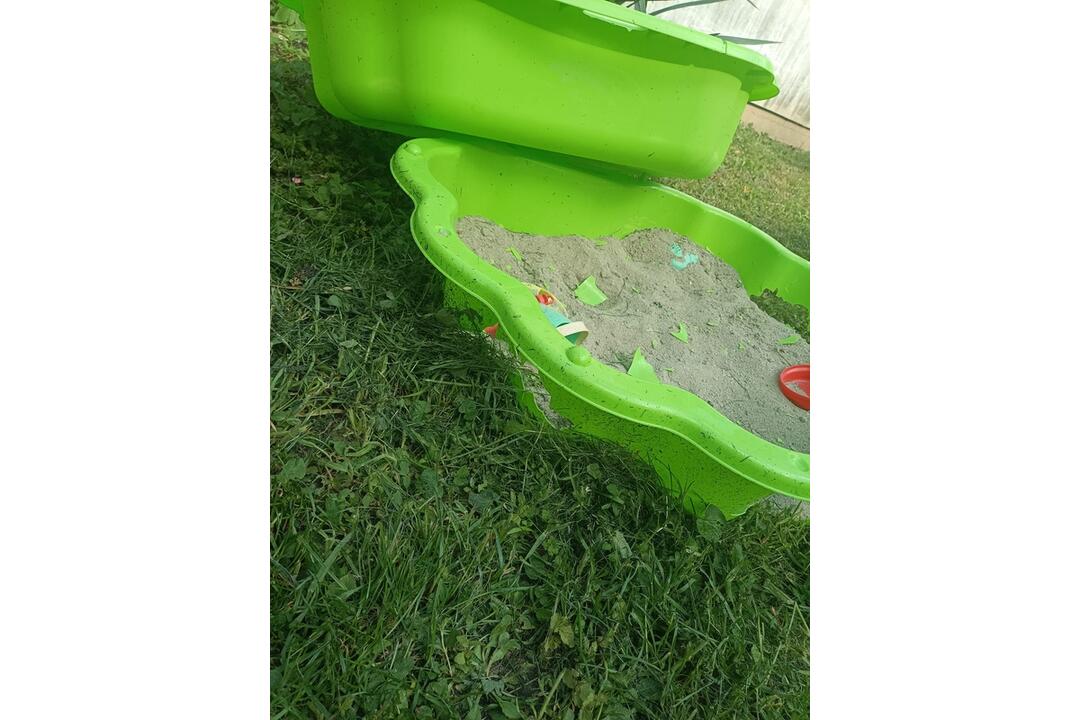 FOTO: Počas kosenia na Janouškovej v Prešove poškodili pracovníci detské hračky, foto 5