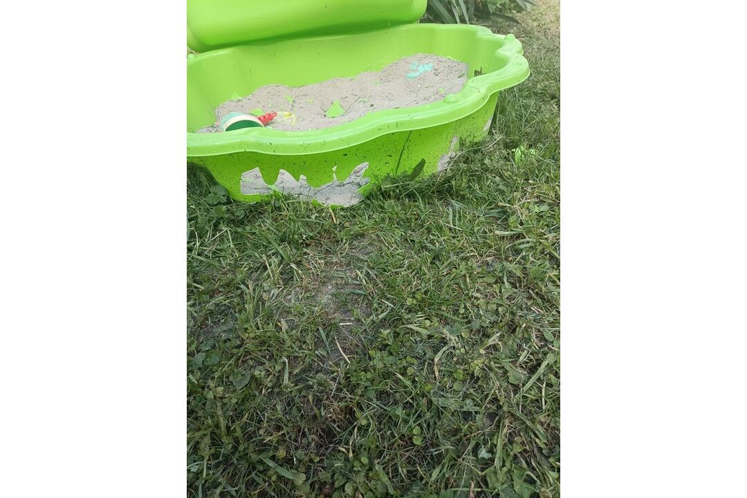 FOTO: Počas kosenia na Janouškovej v Prešove poškodili pracovníci detské hračky, foto 6