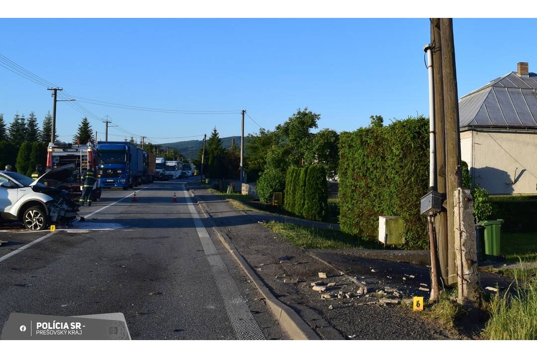 FOTO: Mladý vodič nabúral do merača rýchlosti a telekomunikačného stĺpa, foto 1