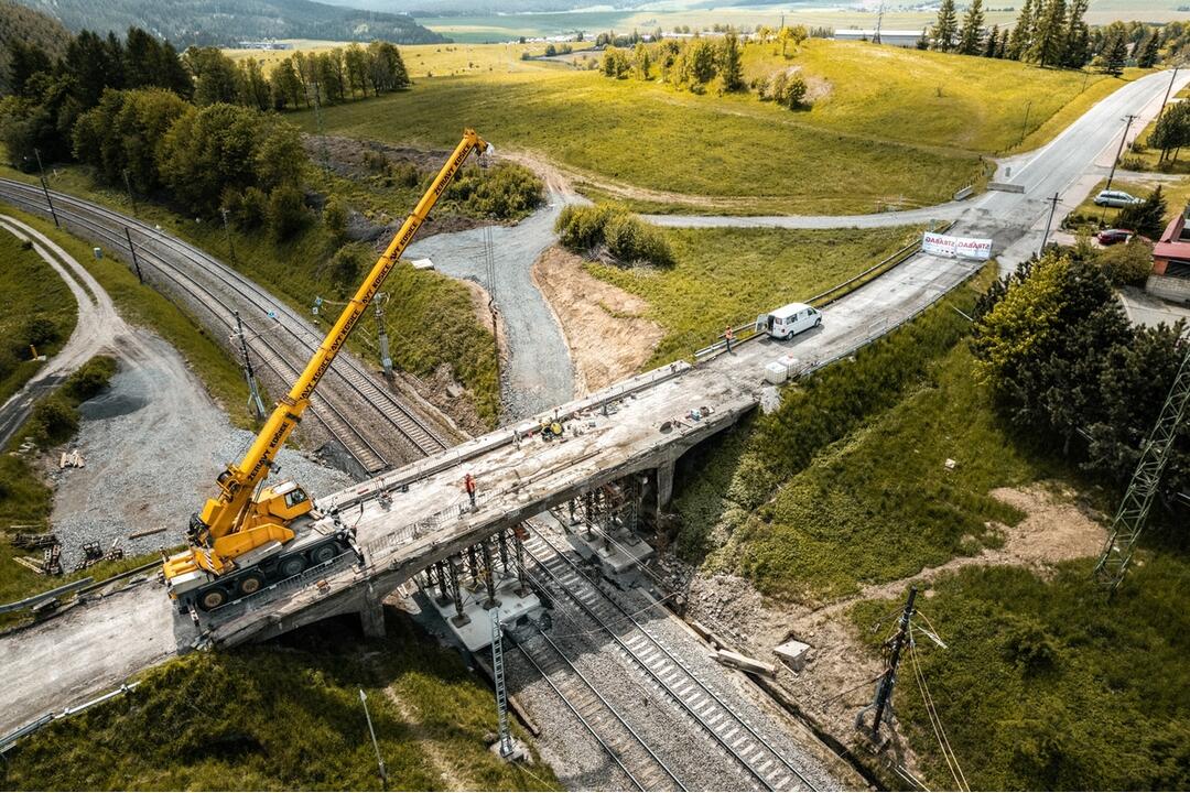 FOTO: Práce na moste v Štrbe pokročili. Predpokladaný termín ukončenia prác je v novembri, foto 9