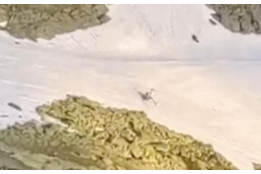 FOTO: Takto vyzeral pád vrtuľníka v blízkosti Chaty pod Rysmi, foto 3