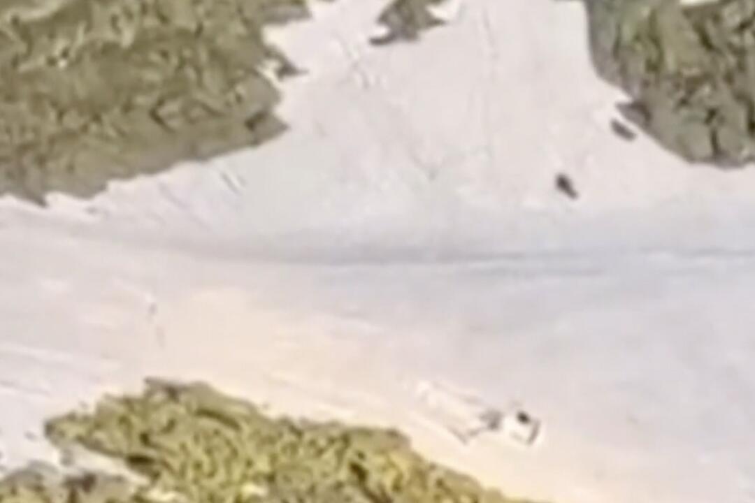 FOTO: Takto vyzeral pád vrtuľníka v blízkosti Chaty pod Rysmi, foto 4